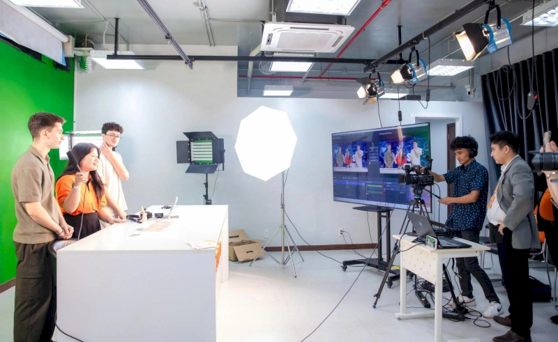 Sinh viên chuyên ngành Truyền thông đa phương tiện FPTU thực hành sản xuất nội dung trong Studio quay dựng chuyên nghiệp tại trường - Nguồn: FPTU