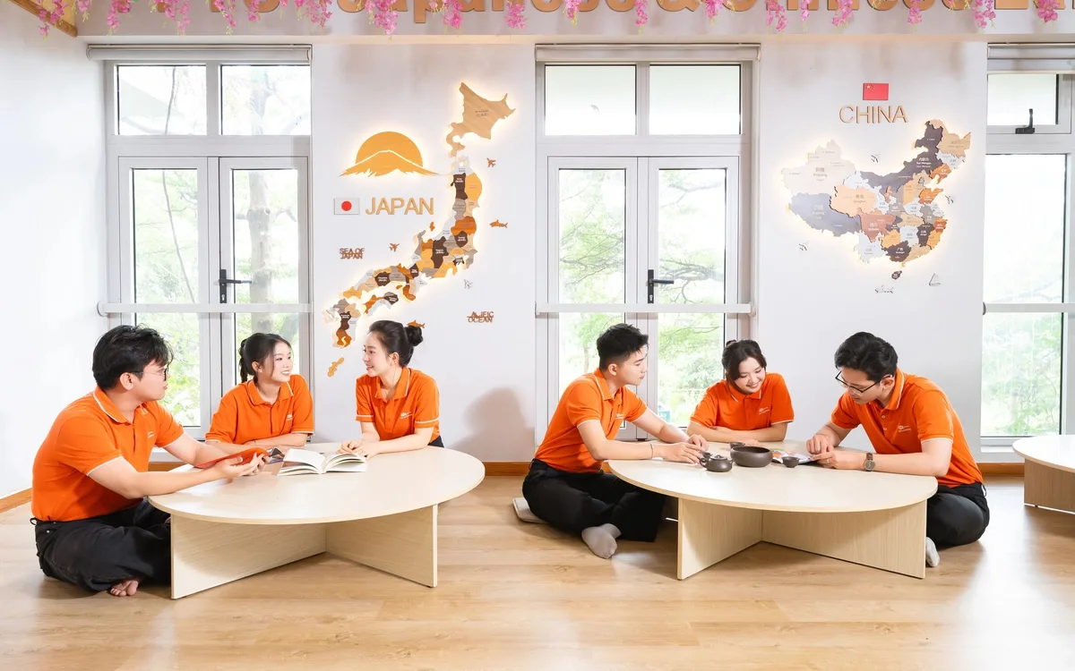 Sinh viên ngành Ngôn ngữ Anh tại Trường Đại học FPT trong giờ học thực hành