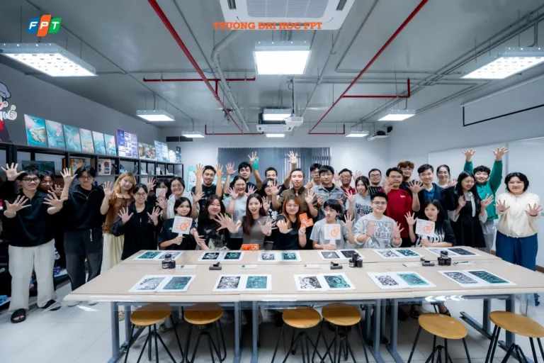 Sinh viên Thiết kế Mỹ thuật số Trường Đại học FPT trải nghiệm nghệ thuật in khắc nổi ngay trên lớp học