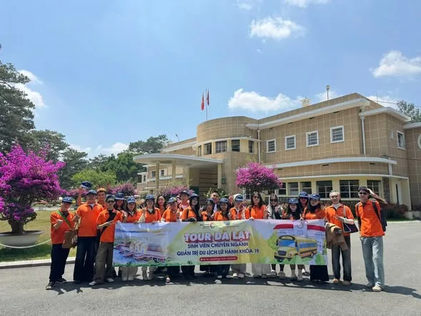 Sinh viên Trường Đại học FPT học cách làm nghề từ thực tế trong tour local tại Đà Lạt