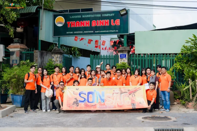 Sinh viên Trường Đại học FPT tìm hiểu giá trị văn hóa làng nghề qua hành trình trải nghiệm thực tế