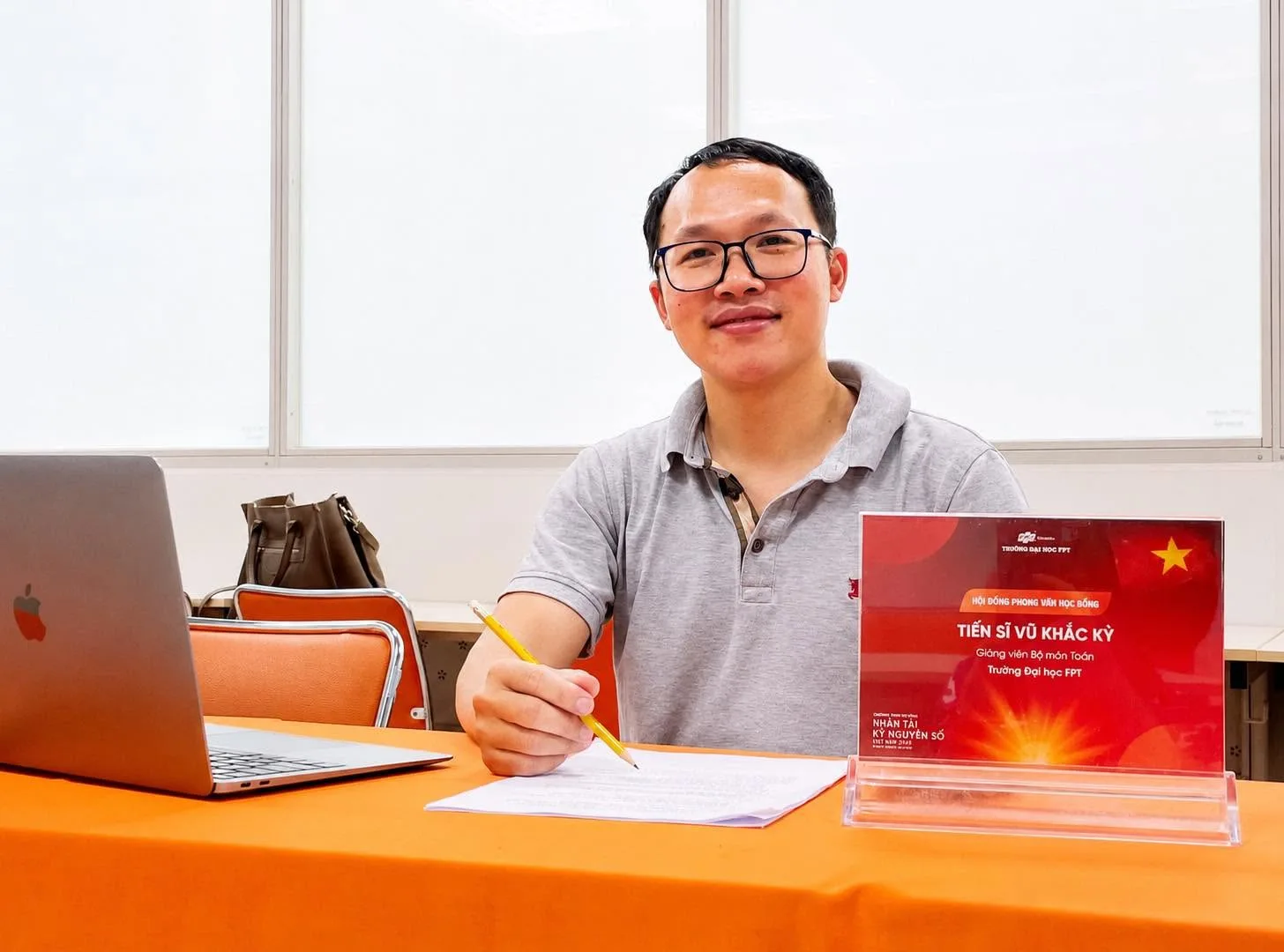 TS. Vu Khac Ky trong vai tro Giam khao phong van hoc bong Nhan Tai Ky Nguyen So cua FPTU