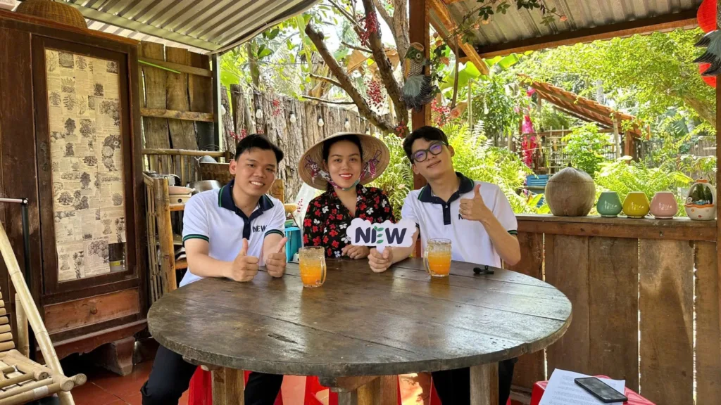 Anh 2 TrangHerb EcoTech sinh vien gap go nguoi dan de lang nghe chia se thuc te