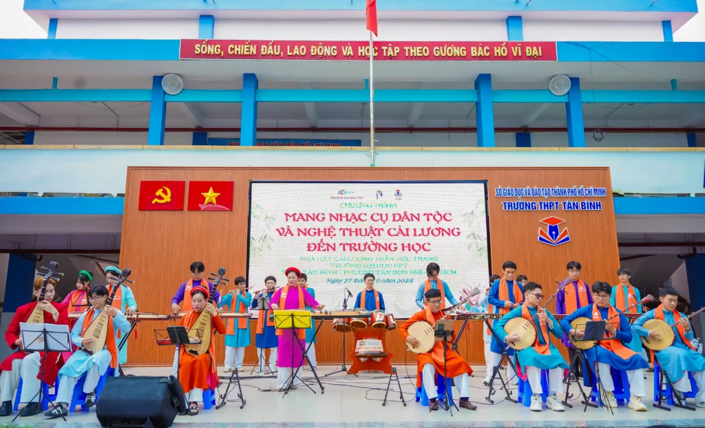 “Bước ra thế giới với một tiếng đàn bầu trong tim”: Hành trình 12 năm gieo âm nhạc dân tộc của Trường Đại học FPT
