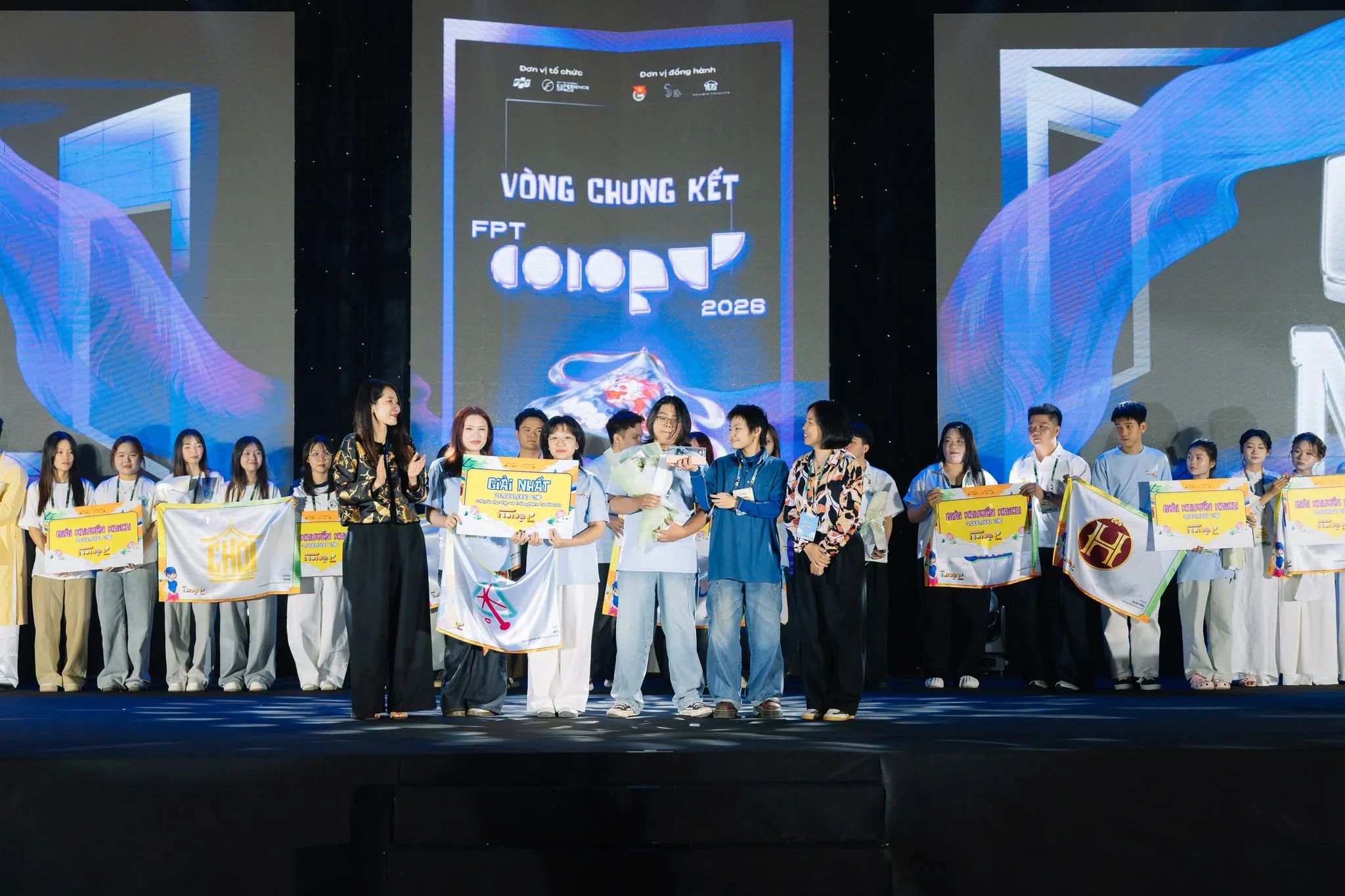 Khoanh khac vinh danh cac doi thi xuat sac tai Vong Chung Ket FPT Color Up