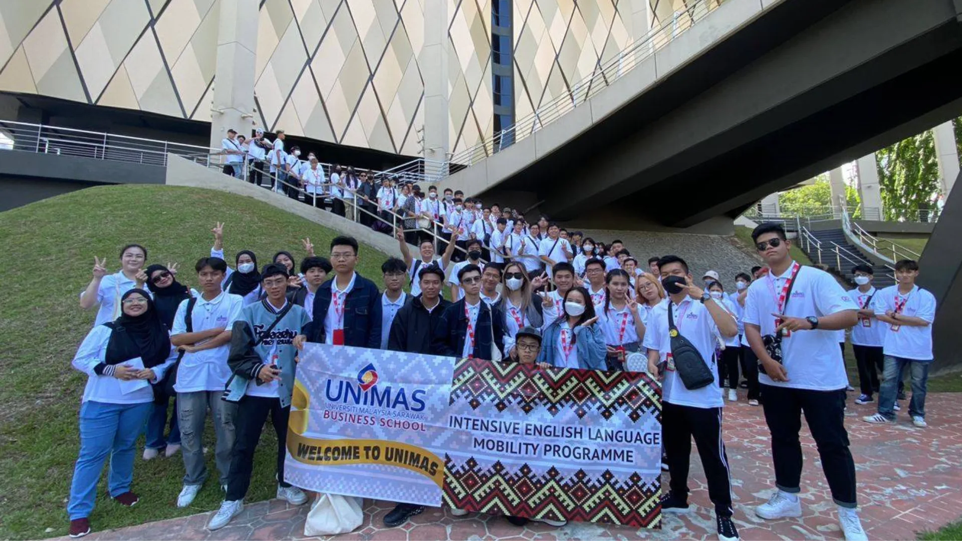 Sinh vien FPTU tham gia chuong trinh Intensive English tai Universiti Malaysia Sarawak UNIMAS Malaysia